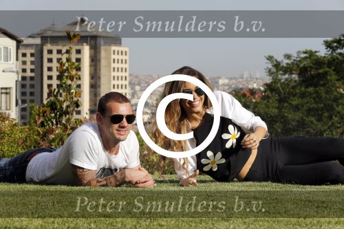 istanbul 22 mei 2013
Wesley Sneijder en zijn vrouw Yolanthe Sneijder Cabau met hun hond voor hun huis in Istanbul
Peter Smulders bv