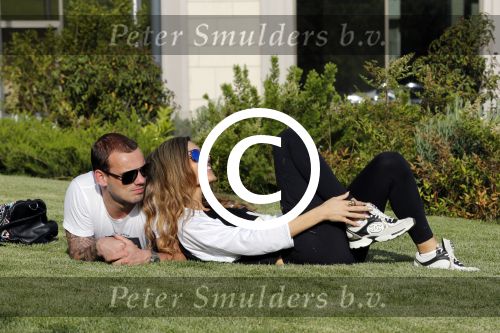 istanbul 22 mei 2013
Wesley Sneijder en zijn vrouw Yolanthe Sneijder Cabau met hun hond voor hun huis in Istanbul
Peter Smulders bv