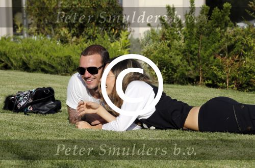 istanbul 22 mei 2013
Wesley Sneijder en zijn vrouw Yolanthe Sneijder Cabau met hun hond voor hun huis in Istanbul
Peter Smulders bv