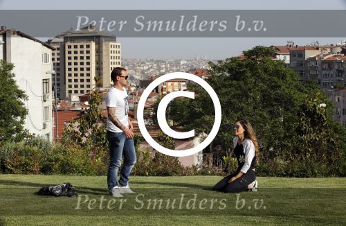 istanbul 22 mei 2013
Wesley Sneijder en zijn vrouw Yolanthe Sneijder Cabau met hun hond voor hun huis in Istanbul
Peter Smulders bv