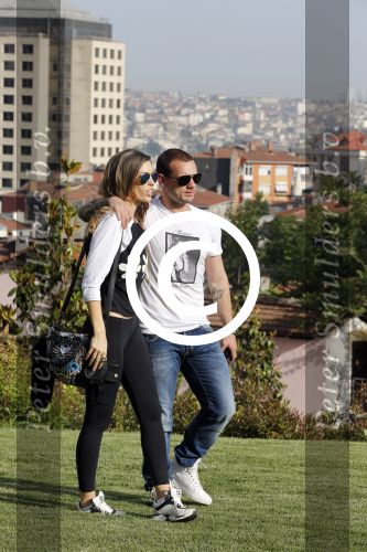 istanbul 22 mei 2013
Wesley Sneijder en zijn vrouw Yolanthe Sneijder Cabau met hun hond voor hun huis in Istanbul
Peter Smulders bv
