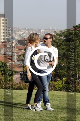 istanbul 22 mei 2013
Wesley Sneijder en zijn vrouw Yolanthe Sneijder Cabau met hun hond voor hun huis in Istanbul
Peter Smulders bv