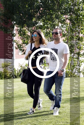 istanbul 22 mei 2013
Wesley Sneijder en zijn vrouw Yolanthe Sneijder Cabau met hun hond voor hun huis in Istanbul
Peter Smulders bv