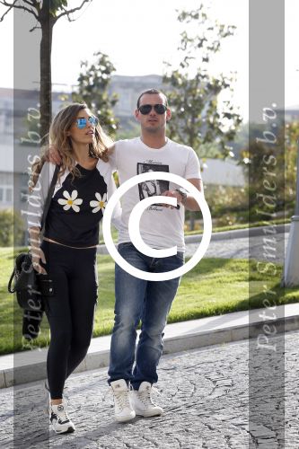 istanbul 22 mei 2013
Wesley Sneijder en zijn vrouw Yolanthe Sneijder Cabau met hun hond voor hun huis in Istanbul
Peter Smulders bv
