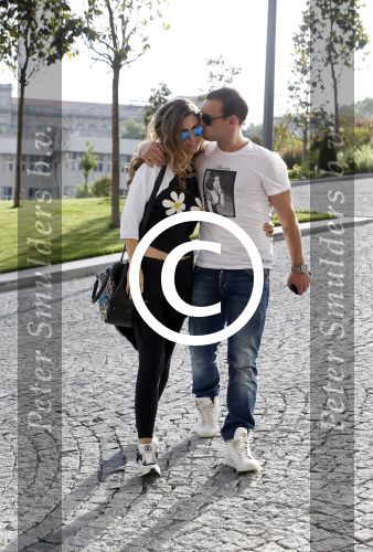 istanbul 22 mei 2013
Wesley Sneijder en zijn vrouw Yolanthe Sneijder Cabau met hun hond voor hun huis in Istanbul
Peter Smulders bv