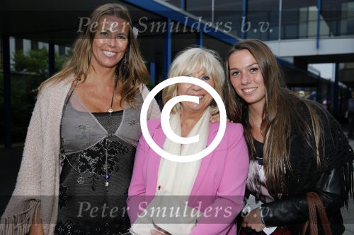 Amsterdam 3 juli 2013
Sjaak Swart 75 jaar . Hij viert dat met een wedstrijd met oud ajax spelers in het Olympisch stadion. Willeke Alberti met dochter Danielle van t schip en kleindochter
Peter Smulders bv