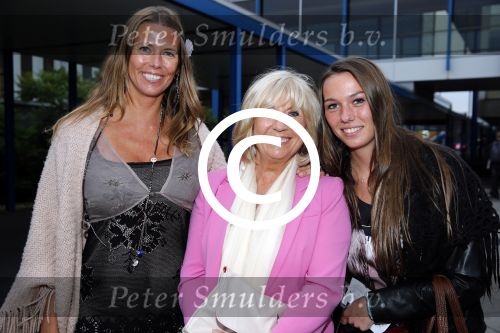 Amsterdam 3 juli 2013
Sjaak Swart 75 jaar . Hij viert dat met een wedstrijd met oud ajax spelers in het Olympisch stadion. Willeke Alberti met dochter Danielle van t schip en kleindochter
Peter Smulders bv