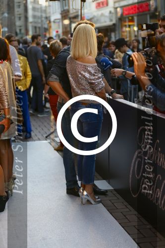 AMSTERDAM - Bij het Tuschinski Theater is de premiere van Behind the Candelabra. Met op de rode loper  Winston Post is met partner Denise van Rijswijk.