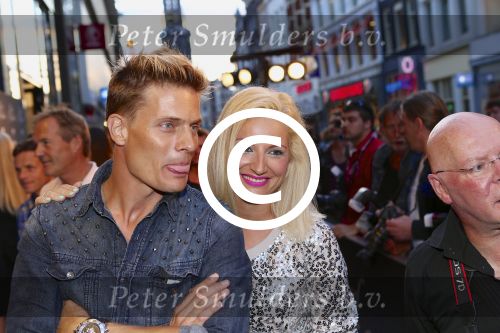 AMSTERDAM - Bij het Tuschinski Theater is de premiere van Behind the Candelabra. Met op de rode loper  Winston Post is met partner Denise van Rijswijk.