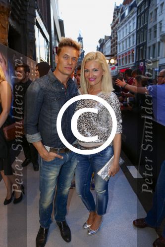 AMSTERDAM - Bij het Tuschinski Theater is de premiere van Behind the Candelabra. Met op de rode loper  Winston Post is met partner Denise van Rijswijk.
