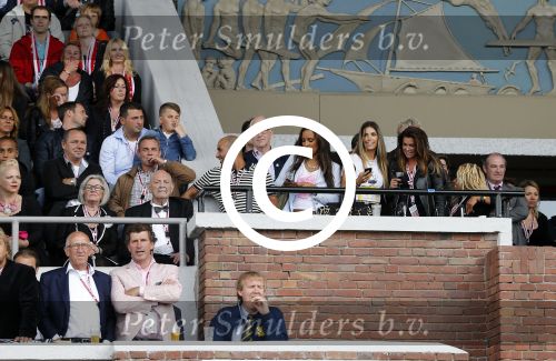 Amsterdam 3 juli 2013
Sjaak Swart 75 jaar . Hij viert dat met een wedstrijd met oud ajax spelers in het Olympisch stadion. Yolanthe Sneijder Cabau met familie van Wesley op de tribune
Peter Smulders bv