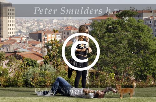 istanbul 22 mei 2013
Wesley Sneijder en zijn vrouw Yolanthe Sneijder Cabau met hun hond voor hun huis in Istanbul
Peter Smulders bv