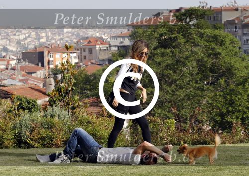 istanbul 22 mei 2013
Wesley Sneijder en zijn vrouw Yolanthe Sneijder Cabau met hun hond voor hun huis in Istanbul
Peter Smulders bv