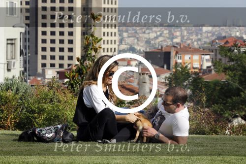 istanbul 22 mei 2013
Wesley Sneijder en zijn vrouw Yolanthe Sneijder Cabau met hun hond voor hun huis in Istanbul
Peter Smulders bv