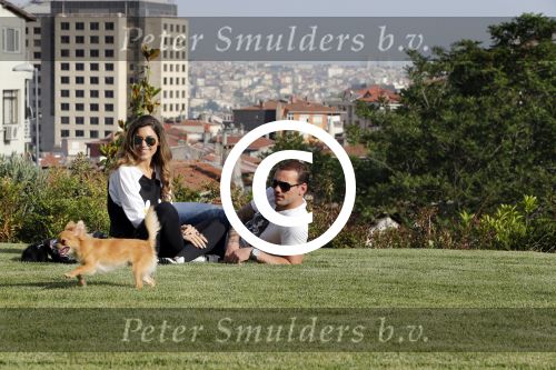 istanbul 22 mei 2013
Wesley Sneijder en zijn vrouw Yolanthe Sneijder Cabau met hun hond voor hun huis in Istanbul
Peter Smulders bv