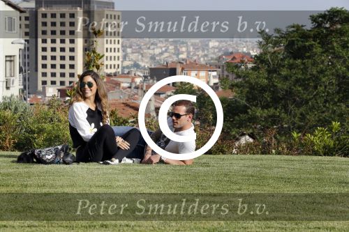 istanbul 22 mei 2013
Wesley Sneijder en zijn vrouw Yolanthe Sneijder Cabau met hun hond voor hun huis in Istanbul
Peter Smulders bv