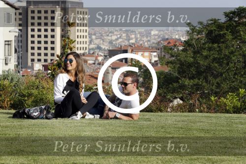 istanbul 22 mei 2013
Wesley Sneijder en zijn vrouw Yolanthe Sneijder Cabau met hun hond voor hun huis in Istanbul
Peter Smulders bv
