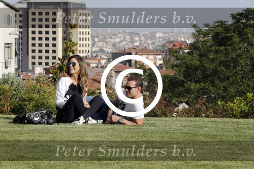 istanbul 22 mei 2013
Wesley Sneijder en zijn vrouw Yolanthe Sneijder Cabau met hun hond voor hun huis in Istanbul
Peter Smulders bv