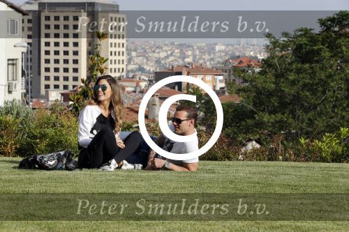 istanbul 22 mei 2013
Wesley Sneijder en zijn vrouw Yolanthe Sneijder Cabau met hun hond voor hun huis in Istanbul
Peter Smulders bv