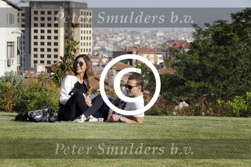 istanbul 22 mei 2013
Wesley Sneijder en zijn vrouw Yolanthe Sneijder Cabau met hun hond voor hun huis in Istanbul
Peter Smulders bv