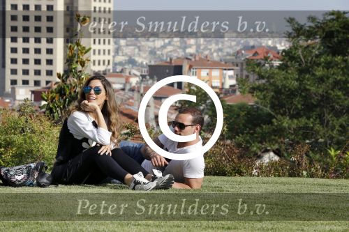 istanbul 22 mei 2013
Wesley Sneijder en zijn vrouw Yolanthe Sneijder Cabau met hun hond voor hun huis in Istanbul
Peter Smulders bv