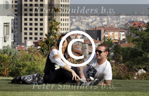 istanbul 22 mei 2013
Wesley Sneijder en zijn vrouw Yolanthe Sneijder Cabau met hun hond voor hun huis in Istanbul
Peter Smulders bv