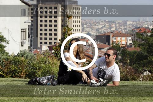 istanbul 22 mei 2013
Wesley Sneijder en zijn vrouw Yolanthe Sneijder Cabau met hun hond voor hun huis in Istanbul
Peter Smulders bv