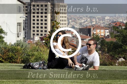 istanbul 22 mei 2013
Wesley Sneijder en zijn vrouw Yolanthe Sneijder Cabau met hun hond voor hun huis in Istanbul
Peter Smulders bv