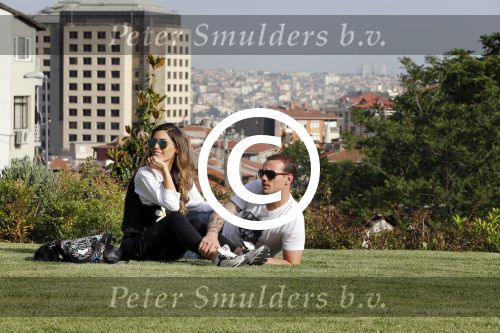 istanbul 22 mei 2013
Wesley Sneijder en zijn vrouw Yolanthe Sneijder Cabau met hun hond voor hun huis in Istanbul
Peter Smulders bv