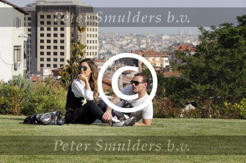 istanbul 22 mei 2013
Wesley Sneijder en zijn vrouw Yolanthe Sneijder Cabau met hun hond voor hun huis in Istanbul
Peter Smulders bv