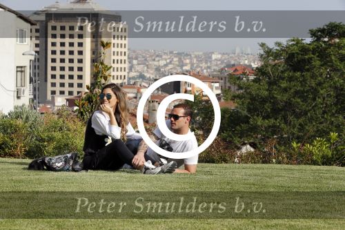 istanbul 22 mei 2013
Wesley Sneijder en zijn vrouw Yolanthe Sneijder Cabau met hun hond voor hun huis in Istanbul
Peter Smulders bv