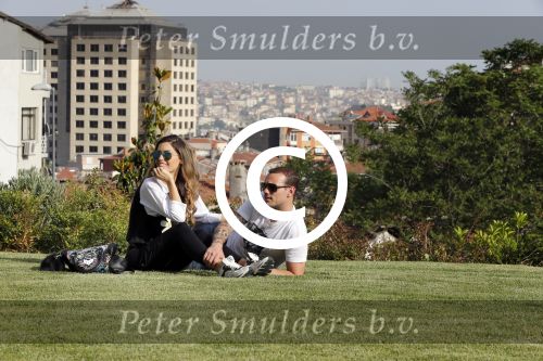 istanbul 22 mei 2013
Wesley Sneijder en zijn vrouw Yolanthe Sneijder Cabau met hun hond voor hun huis in Istanbul
Peter Smulders bv