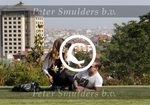 istanbul 22 mei 2013
Wesley Sneijder en zijn vrouw Yolanthe Sneijder Cabau met hun hond voor hun huis in Istanbul
Peter Smulders bv