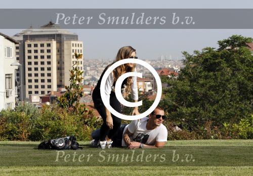 istanbul 22 mei 2013
Wesley Sneijder en zijn vrouw Yolanthe Sneijder Cabau met hun hond voor hun huis in Istanbul
Peter Smulders bv