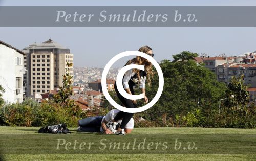 istanbul 22 mei 2013
Wesley Sneijder en zijn vrouw Yolanthe Sneijder Cabau met hun hond voor hun huis in Istanbul
Peter Smulders bv