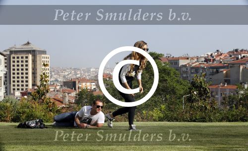 istanbul 22 mei 2013
Wesley Sneijder en zijn vrouw Yolanthe Sneijder Cabau met hun hond voor hun huis in Istanbul
Peter Smulders bv