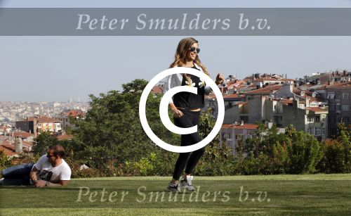 istanbul 22 mei 2013
Wesley Sneijder en zijn vrouw Yolanthe Sneijder Cabau met hun hond voor hun huis in Istanbul
Peter Smulders bv