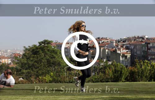 istanbul 22 mei 2013
Wesley Sneijder en zijn vrouw Yolanthe Sneijder Cabau met hun hond voor hun huis in Istanbul
Peter Smulders bv