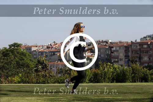 istanbul 22 mei 2013
Wesley Sneijder en zijn vrouw Yolanthe Sneijder Cabau met hun hond voor hun huis in Istanbul
Peter Smulders bv
