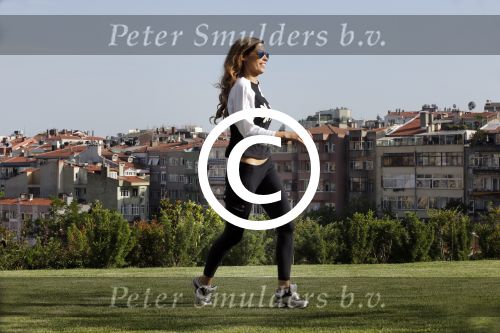 istanbul 22 mei 2013
Wesley Sneijder en zijn vrouw Yolanthe Sneijder Cabau met hun hond voor hun huis in Istanbul
Peter Smulders bv