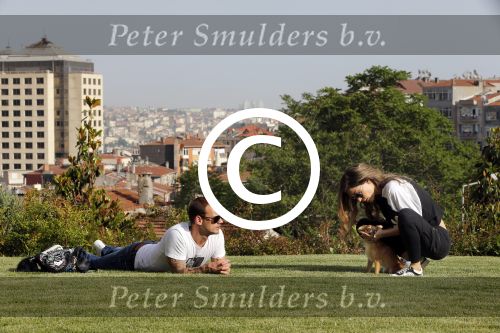 istanbul 22 mei 2013
Wesley Sneijder en zijn vrouw Yolanthe Sneijder Cabau met hun hond voor hun huis in Istanbul
Peter Smulders bv