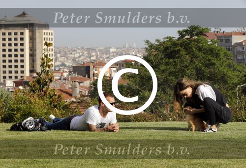 istanbul 22 mei 2013
Wesley Sneijder en zijn vrouw Yolanthe Sneijder Cabau met hun hond voor hun huis in Istanbul
Peter Smulders bv