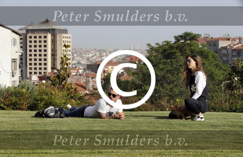 istanbul 22 mei 2013
Wesley Sneijder en zijn vrouw Yolanthe Sneijder Cabau met hun hond voor hun huis in Istanbul
Peter Smulders bv