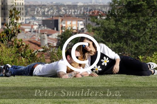istanbul 22 mei 2013
Wesley Sneijder en zijn vrouw Yolanthe Sneijder Cabau met hun hond voor hun huis in Istanbul
Peter Smulders bv