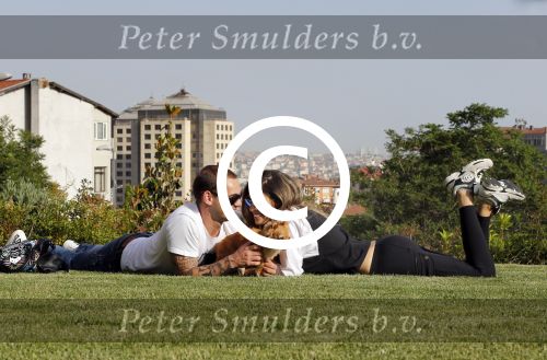 istanbul 22 mei 2013
Wesley Sneijder en zijn vrouw Yolanthe Sneijder Cabau met hun hond voor hun huis in Istanbul
Peter Smulders bv