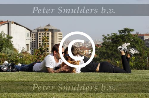 istanbul 22 mei 2013
Wesley Sneijder en zijn vrouw Yolanthe Sneijder Cabau met hun hond voor hun huis in Istanbul
Peter Smulders bv