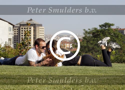 istanbul 22 mei 2013
Wesley Sneijder en zijn vrouw Yolanthe Sneijder Cabau met hun hond voor hun huis in Istanbul
Peter Smulders bv