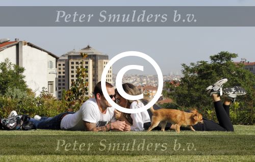 istanbul 22 mei 2013
Wesley Sneijder en zijn vrouw Yolanthe Sneijder Cabau met hun hond voor hun huis in Istanbul
Peter Smulders bv