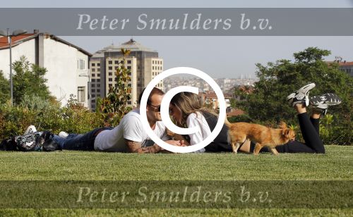 istanbul 22 mei 2013
Wesley Sneijder en zijn vrouw Yolanthe Sneijder Cabau met hun hond voor hun huis in Istanbul
Peter Smulders bv