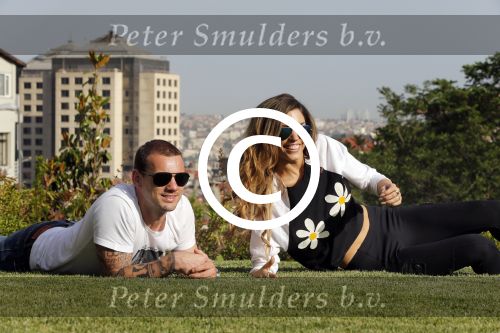 istanbul 22 mei 2013
Wesley Sneijder en zijn vrouw Yolanthe Sneijder Cabau met hun hond voor hun huis in Istanbul
Peter Smulders bv